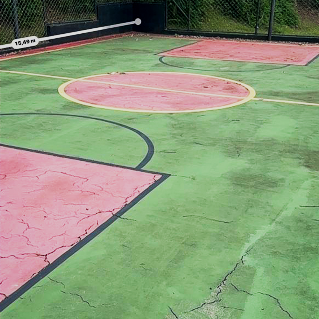 Quadra antes: piso desgastado e trincado