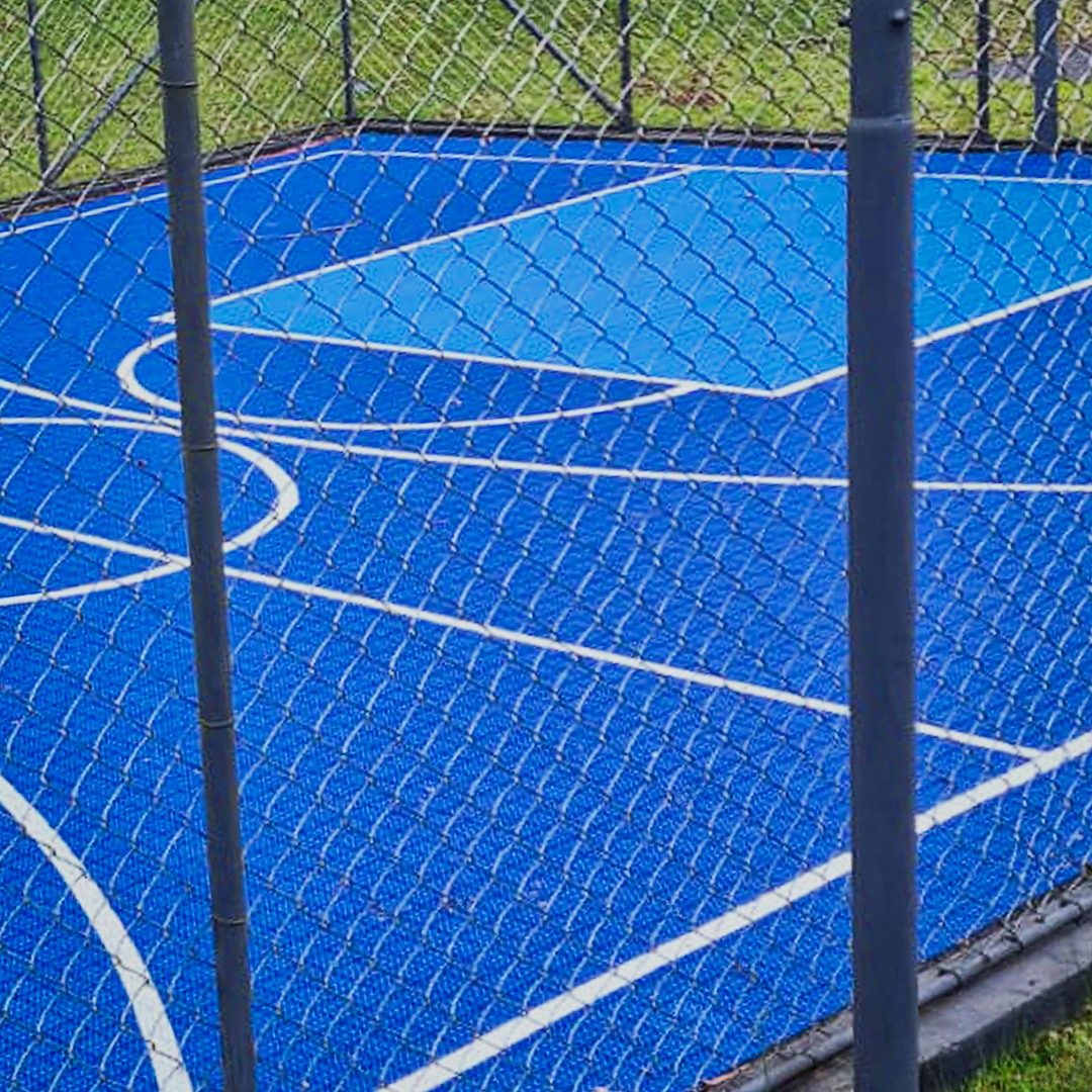 Quadra depois: piso modular azul instalado pela TS
