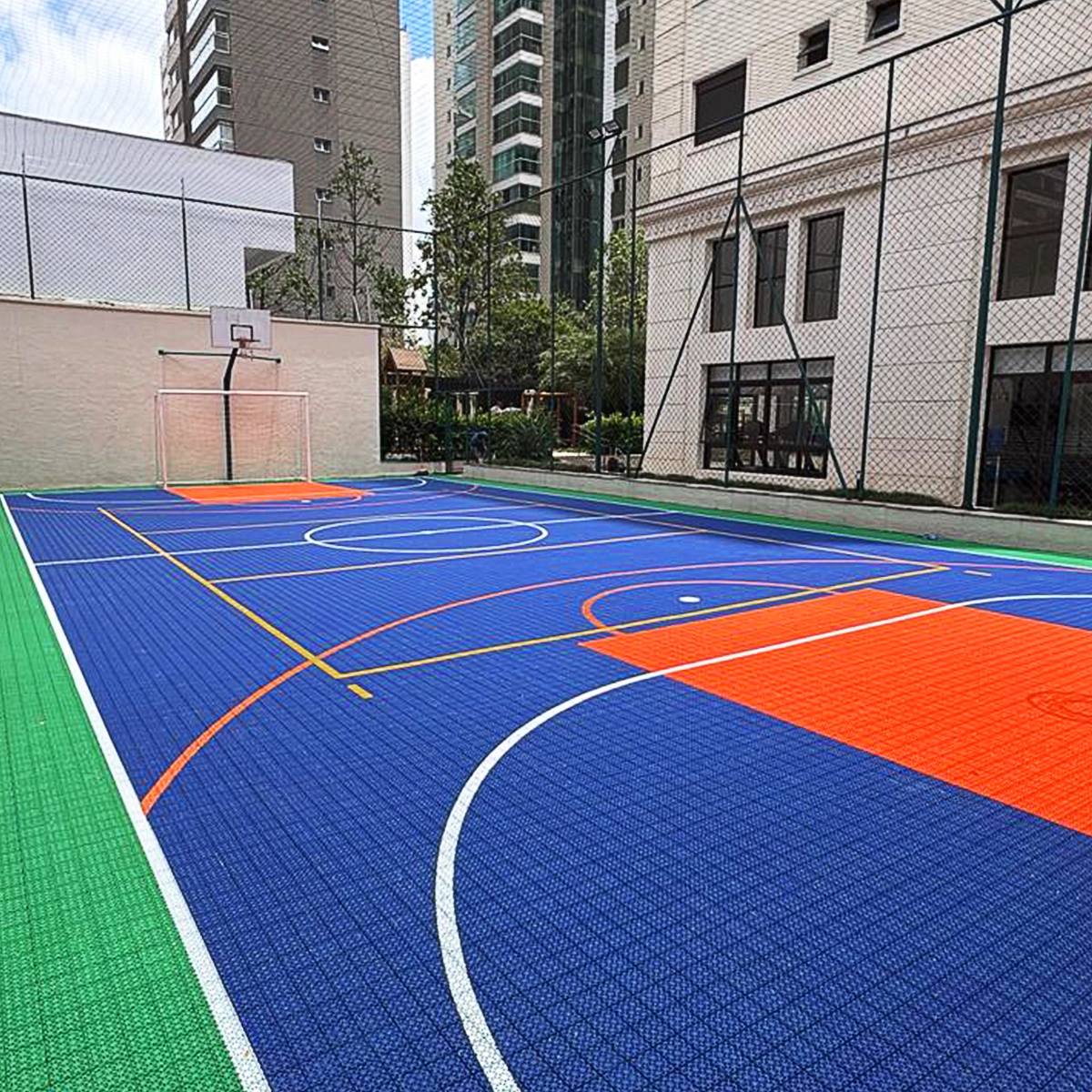 Quadra com piso modular outdoor em condomínio